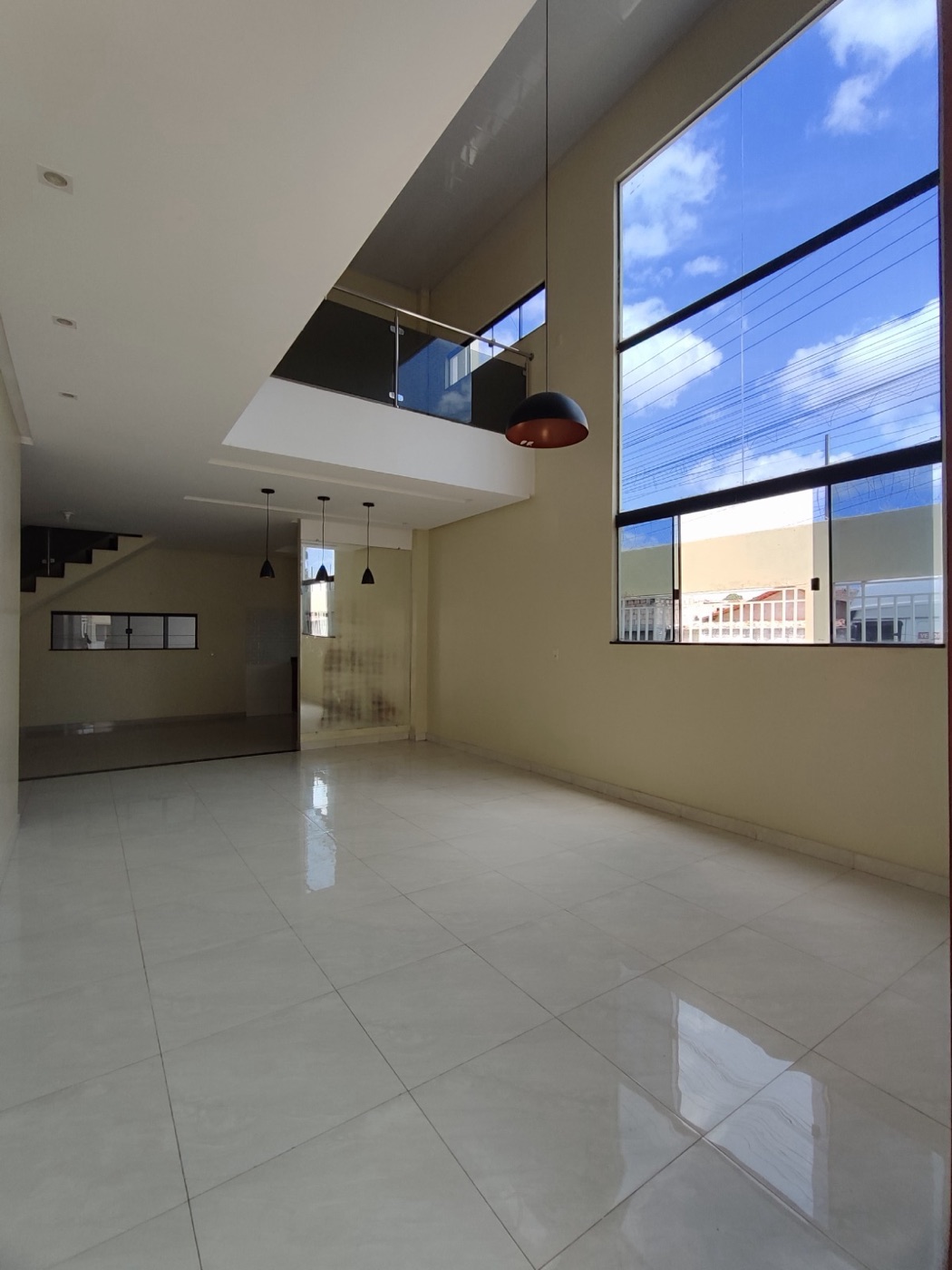 Sala com pé-direito duplo do sobrado no Camboatã