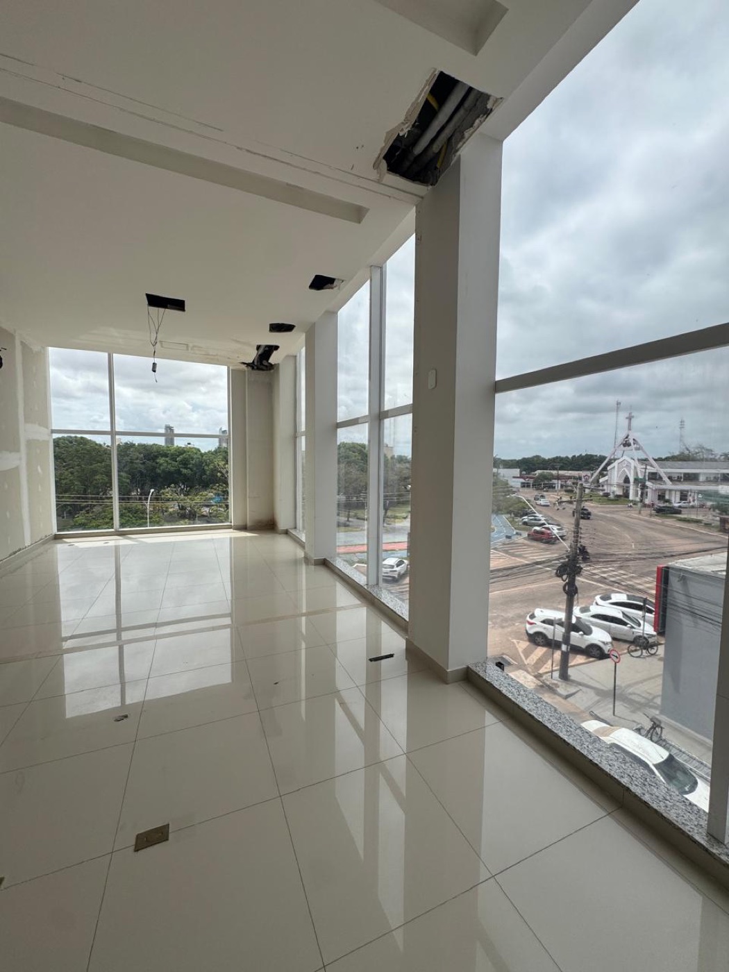 Sala de esquina com vidro em duas faces no Shopping Diamond